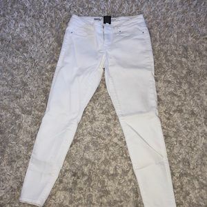White skinny jeans